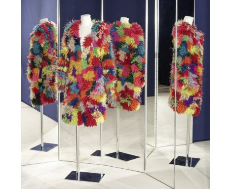 Popy MORENI, collection prêt à Porter, circa 1977. Rare manteau en patchwork de laines nouées.Trame en laine nouée de couleur