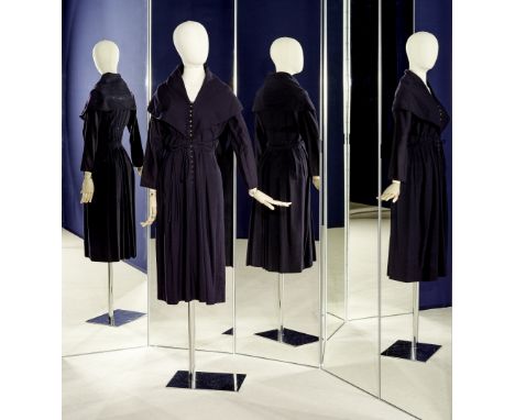 CLAIRE MC CARDELL by Tomwley, collection Couture, circa 1950. Robe de jour en toile de laine marine.Buste cintré à boutonnage