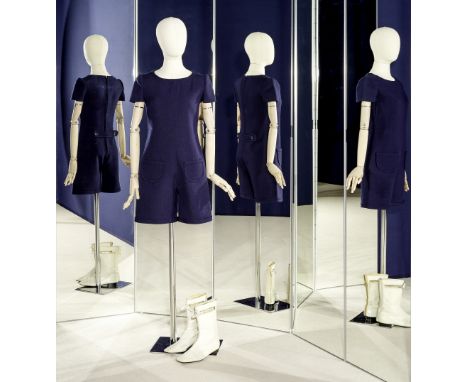 COURREGES, collection Haute Couture, circa 1966. Robe-short en toile de laine marine et paire de bottines en cuir blanc.Créat