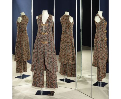 JEAN BOUQUIN - Mayfair Saint Tropez, collection Prêt à Porter, circa 1970. Ensemble de jour en tissu façon tapisserie.Cet ens