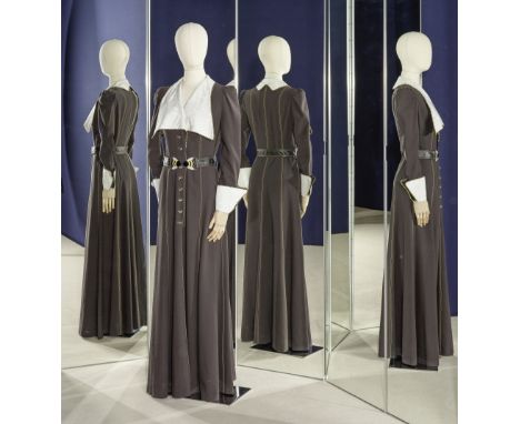 BILL GIBB, collection Prêt à Porter, circa 1975. Robe longue en crêpe marron.de forme redingote longue, il présente un large 