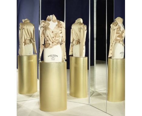 Vivienne WESTWOOD, collection Prêt à Porter Automne/Hiver 2007. Veste multi-boutons en soie crème.Entièrement articulée, simp