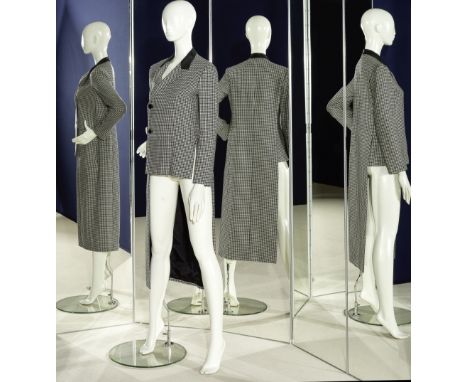 Yohji YAMAMOTO, collection Prêt à Porter Printemps-Eté 2007. Veste asymétrique en lainage pied de poule noir et blanc.Col châ