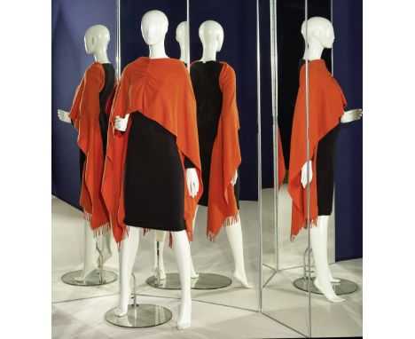 JEAN REMI DAUMAS, collection prêt à Porter, circa 1990. Robe trompe l'oeil en lainage noire et châle orangeEncolure ronde, ma