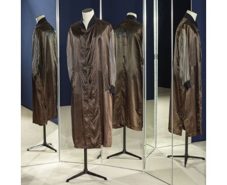 COMME DES GARCONS HOMME Plus, Collection Printemps-Eté 1986. Manteau satin polyester marron.De forme droite, bord-côtes sur l