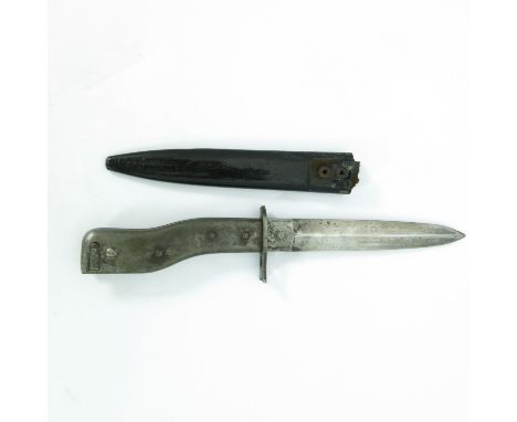 World War One German steel Demag fighting knife bayonet, crank handle, housed in blackened steel scabbard with leather belt l