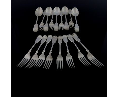 An Edwardian part canteen of silver flatware, John Round, Sheffield 1902, Fiddle pattern, including five dinner forks, seven 