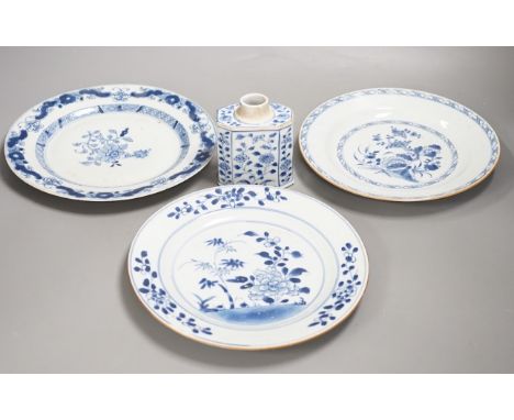 An 18th-century  Chinese export blue and white tea caddy and three similar plates, 24cm diameter