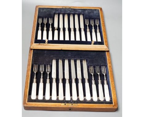 A cased set of twelve pairs of mother of pearl handled silver dessert eaters, John Sanderson, Sheffield, 1914, box a.f.