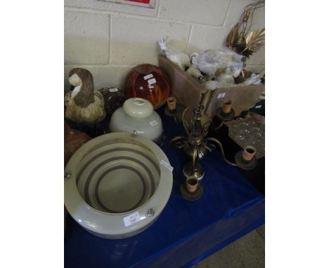 FOUR OPAQUE SHADES TOGETHER WITH A BRASS EFFECT FIVE TIER LIGHT FITTING 