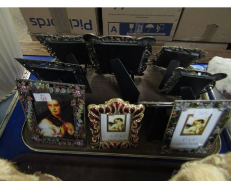 TRAY CONTAINING DECORATIVE EASEL BACKED PICTURE FRAMES 