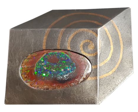 Design-Brosche/Anhänger Zobel, mit eingefasstem Boulder-Opal, rechteckige Brosche mit Spiral-Element, handsigniert und (19)95