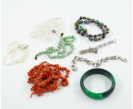 A SINGLE ROW NECKLACE OF JADE BEADS AND EIGHT FURTHER ITEMS OF JEWELLERY (9)The graduated jade bead necklace on a screw down 
