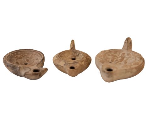 Drei Römische Öllampen, 2. Hälfte des 1. Jahhrunderts bis 2. Jahrhundert nach Christus, aus hellbrauner Terrakotta und mit cr