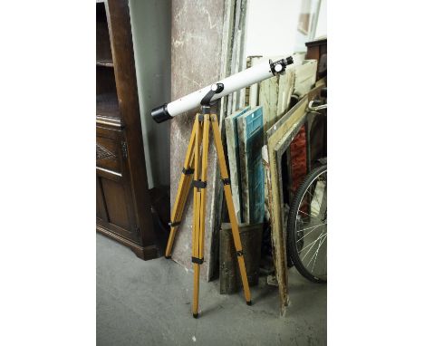 TOPIC CELESTIAL TELESCOPE, ON WOODEN TRIPOD STAND 