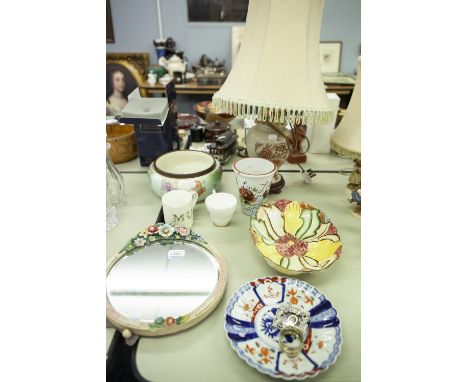 A GROUP OF CERAMIC ITEMS TO INCLUDE; BURSLEM BOWL, ORIENTAL SHAPED PLATE, BOWL, TABLE MIRROR, TABLE LAMP ETC...... 