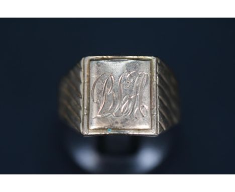 Heavy Gents 9ct Gold Ring with engraved detail 11.6g total weight Size Z 