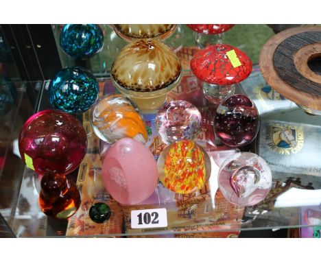 Collection of assorted 20thC Glass paperweights to include Caithness etc 