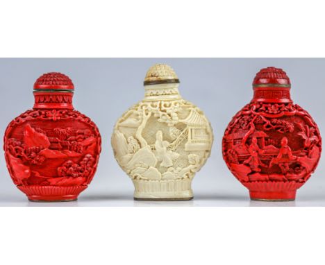 Zwei Rotlack-Snuffbottles  In Relief Landschaften. H. m. Stöpsel 6 cm.  Dazu:  Beinmasse-Snuffbottle. (59825)
