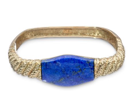 Moderner Goldarmreif  585/f. Gold mit oblongem Lapislazuli. Teilweise gedrehte, mattierte Bänder. Quadratisch. D. 5,8×5,4 cm.