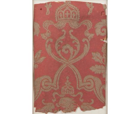Tapetenfragment aus dem Berliner Stadtschloss  nach 1871 Braunes Papier mit silberfarbenem Modeldruck auf rotem Grund. Angesc