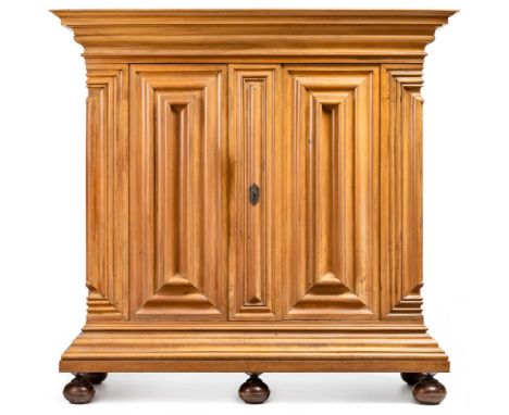 Wellenschrank, sogenannter Nasenschrank  Frankfurt a. M., 1. H. 18. Jh. Nussbaum. Weit vorkragender Sockel und Gesims sowie d