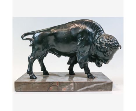 Bison  (20. Jh.) Weißmetallguss, grün patiniert auf Steinsockel. Kleine restaurierte Abplatzungen an der Schulter. H. m. S. 1