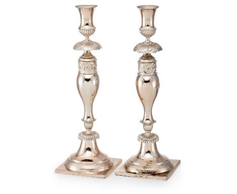 Ein Paar Leuchter  Breslau, um 1835/39 Auf quadratischer Plinthe. Balusterschaft mit doppeltem Blätterschirm und Muschelblatt