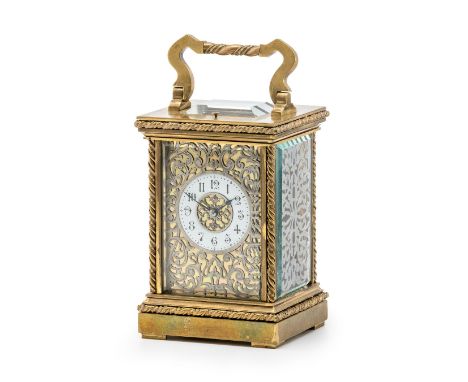 Reiseuhr  Frankreich, um 1900 Vierseitig und oben verglastes Messinggehäuse, an drei Seiten mit versilberten, durchbrochenen 