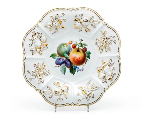 Obstschale  Meissen, um 1924/34 Achtpassige Form mit reliefierten, goldkonturierten Blumen und Früchten. Im Spiegel bunt gema