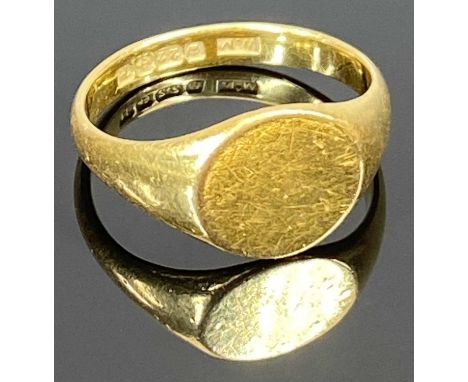 22CT GOLD SIGNET RING - Birmingham date letter for 1957, Size Mid N-O, 4.8grms