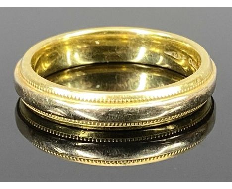 18CT GOLD RAISED CENTRAL BAND RING - having beaded decoration to the inner borders, Size slightly over N, 5.2grms, stamped '7