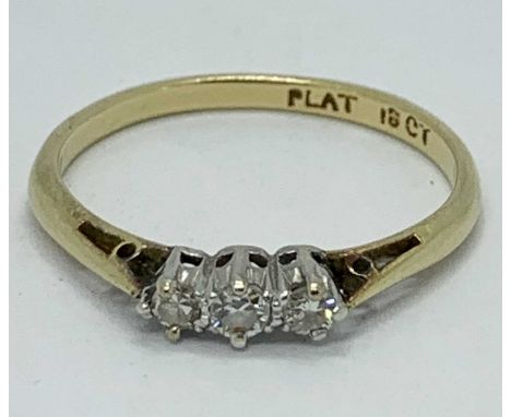 AN 18CT YELLOW GOLD &amp; PLATINUM SET 3 STONE BRILLIANT CUT DIAMOND RING - centre diamond approx 0.09ct, outer two approx 0.