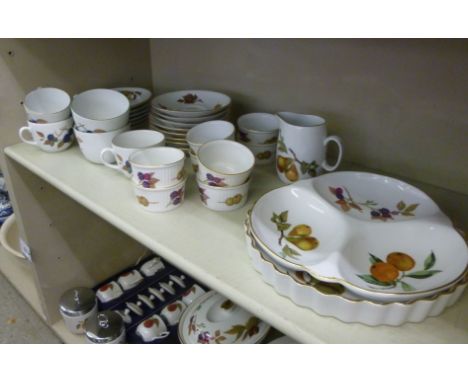 Royal Worcester china Evesham pattern dinner and teaware        OS4