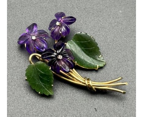 Veilchenbrosche Diamanten, Amethyst, Jade und GoldUngemarkt - 585 getestet. Blatt m. kl. Fehlstelle, Anstecknadel, wohl Pforz