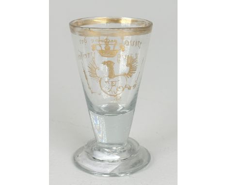 Kleines Wein/Branntweinglas mit Wappen Wilhelm I. v. Preussen ca. 1740Trichterförmig ansteigend, Fussplatte zweistufig, dickw