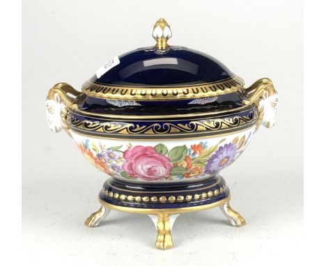 Hutschenreuther Dresden-China: Vierfüssige Bonboniere mit DeckelPorzellan, aufglasur polychrom handbemalt (Kobalt), Widderkop