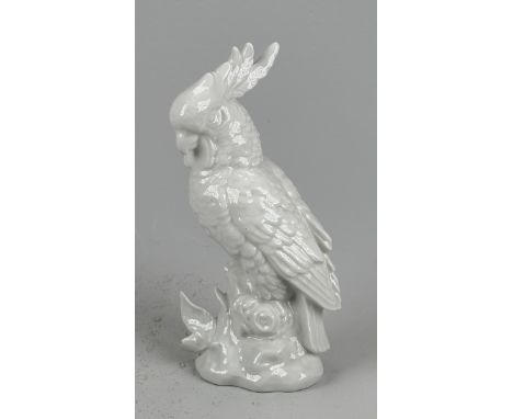 Kakadu auf AstsockelWeißporzellan, blaue Stempelmarke unterglasur 'D', Krone  und 'Handarbeit', 26cm hoch, Z2 (Glasurriss an 