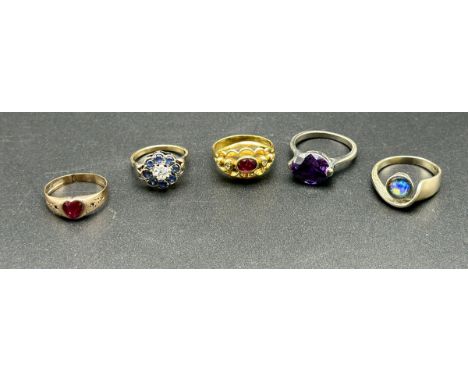 5 interessante Ringe&nbsp;1x 750er GG Ringgr. 54, 5g, Rubinbesatz ca 1 ct.; 1x 585 GG mit Opaldoublette, Ringgr. 56, 4g; 1x 5