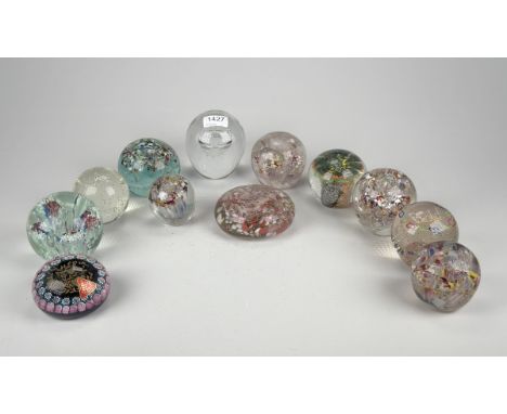 Sammlung ital./tschech. Glas Paperweights, 12 TeileKristallglas mit eingeschmolzenen Innendekoren, div. Hersteller (Bohemia, 