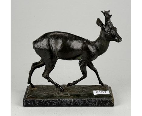 Büschelberger, Anton, 1869 Eger - 1934 Dresden: RehbockBronze dunkel/grünlich patiniert, auf rechteckiger, naturalistischer P