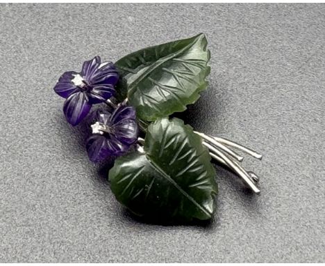 Blütenbrosche Amethyst Jadeit und AchtkantdiamantenWeissgoldbroschierung ungestempelt, 4,5cm Länge 4,3cm