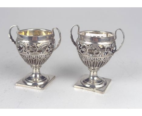 Pärchen klassizistische Salznäpfe wohl Dresden Ende 18. Jh.Quadratischer Stand mit durchbrochen gesägter Ornamentik, 13 lötig