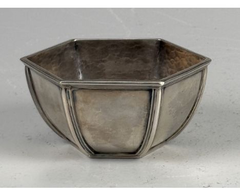 Schale im gotischen Stil Entwurf v. Gianmaria BuccelattiHandgetriebenes und ziseliertes Silber 925, oktagonale Lippe und Grat
