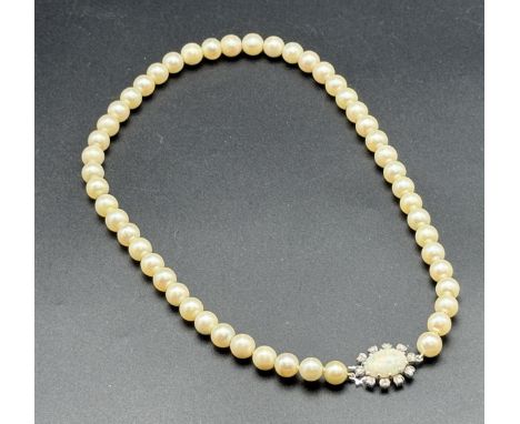 Akoyaperlenkette mit Opal Brilliantschliesse50 Perlen mit 585 WG Schliesse, Länge 40cm, 10 Diamanten im Rosen bzw. Achtkantsc