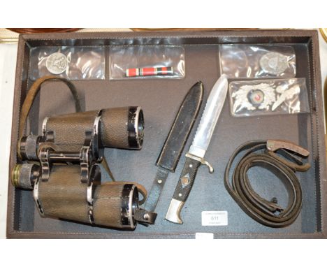 VARIOUS WORLD WAR II MILITARY MEMORABILIA, GERMAN STYLE DAGGER, OLD GERMAN BELT, BINOCULARS, VARIOUS BADGES ETC