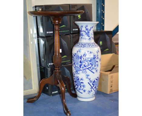 CHINESE STYLE BLUE &amp; WHITE VASE &amp; MAHOGANY TRIPOD LEG WINE TABLE     