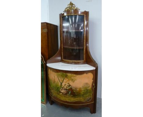 A MODERN FRENCH STYLE 'VERNIS MARTIN' PANELLED CORNER DISPLAY CABINET, THE GLAZED DOOR REVEALING TWO SHELVES OVER WHITE VEINE