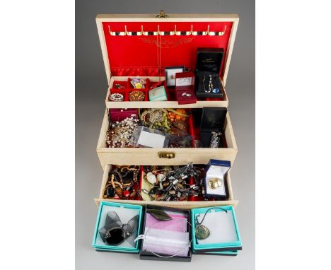 Assorted costume jewellery including loose necklaces, bracelets, some boxed medium: glass, beads, gilt metalj, one sterling s