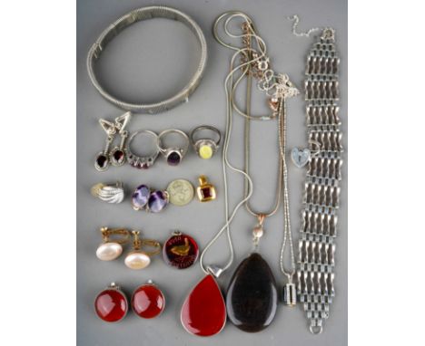 Small 9ct gold garnet set pendant, 1.3g, 1.5cm, a silver gate bracelet, a silver Blue John set ring and silver earrings, two 
